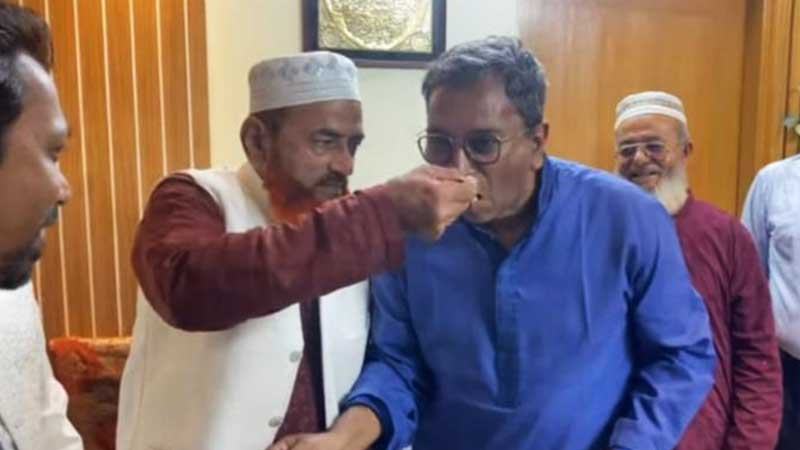 চাঁদপুরে পরাজিত প্রার্থীকে মিষ্টি খাওয়ালেন বিজয়ী ফরিদ আহমেদ