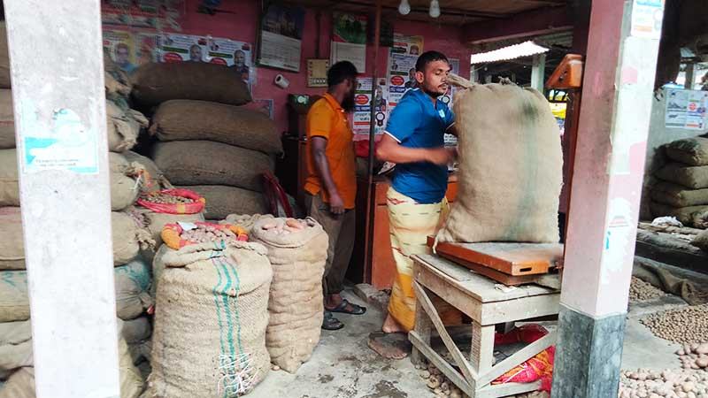 রংপুরে আলু বিক্রি হচ্ছে সরকার নির্ধারিত মূল্যের অর্ধেকে