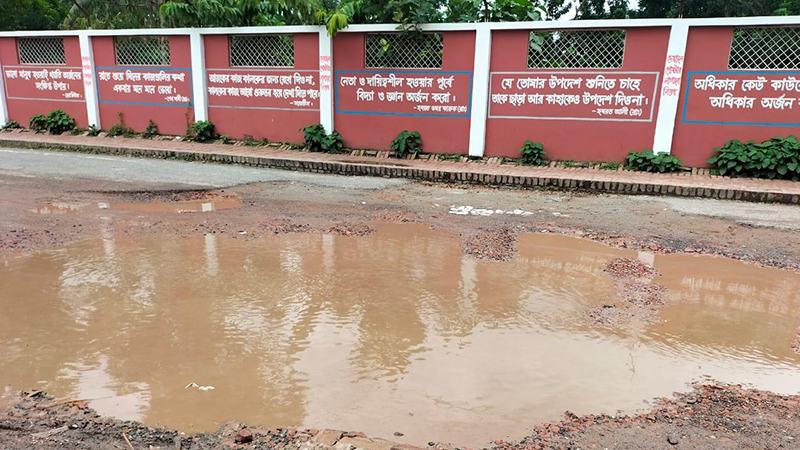 গোপালগঞ্জ শহরের ৬৫ সড়কে খানাখন্দ