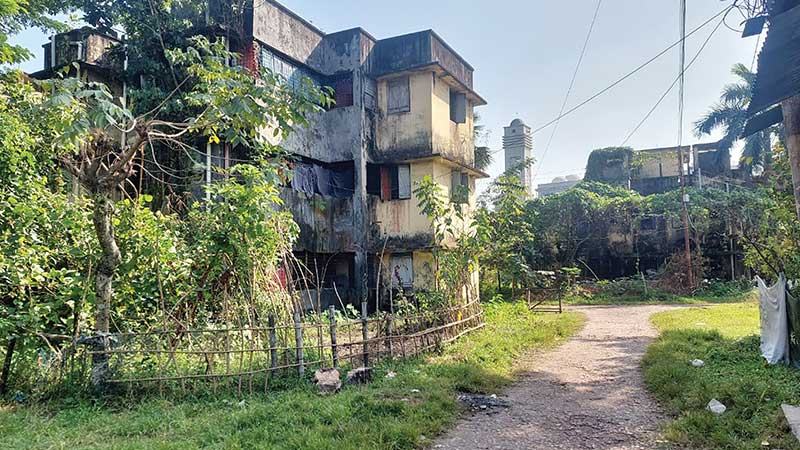 পরিত্যক্ত ঘোষণা করা হলেও ভবন ছাড়েনি ২০ পরিবার