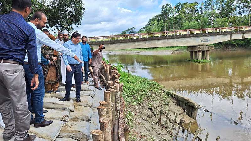 ফেনীতে সেতুর সংযোগ সড়কে ধস, দুই উপজেলার যোগাযোগ বিচ্ছিন্নের শঙ্কা