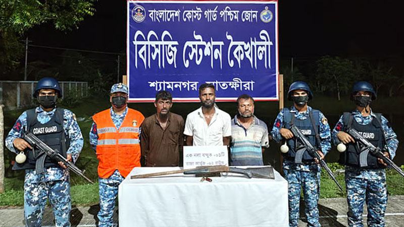 সুন্দরবনে অস্ত্রসহ জোনাব বাহিনীর তিন সদস্য আটক