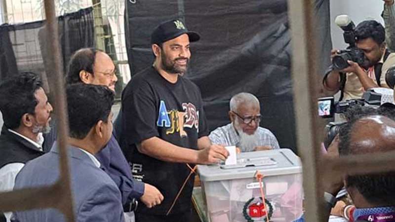 ব্যালট হাতে তামিমের মুখে হাসি