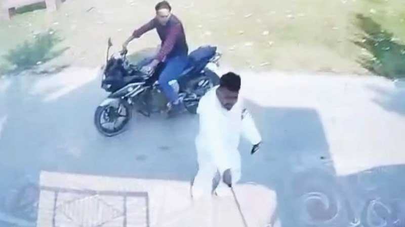 ফরিদপুরে কলেজে অস্ত্র হাতে মহড়া, খুলনা থেকে গ্রেফতার যুবক