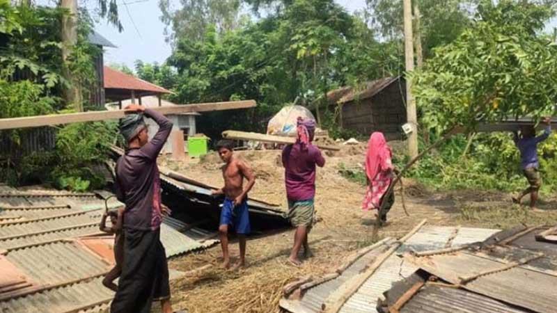 চৌহালী শহর রক্ষা বাঁধে ভাঙন বাড়িঘর সরিয়ে নিচ্ছেন অনেকে