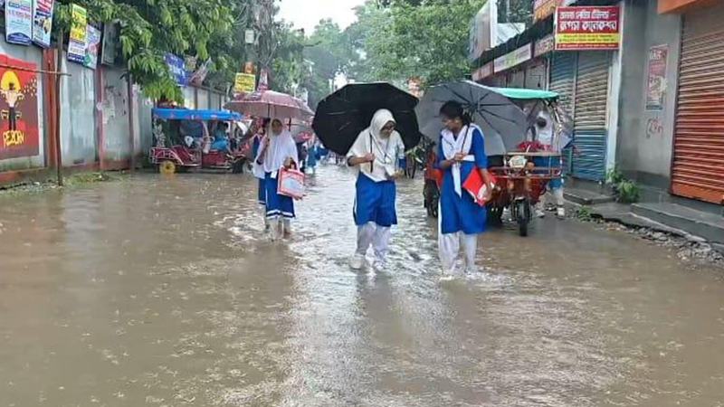 গাইবান্ধায় ড্রেনেজ অব্যবস্থাপনায় নামছে না পানি, দুর্ভোগে শহরবাসী