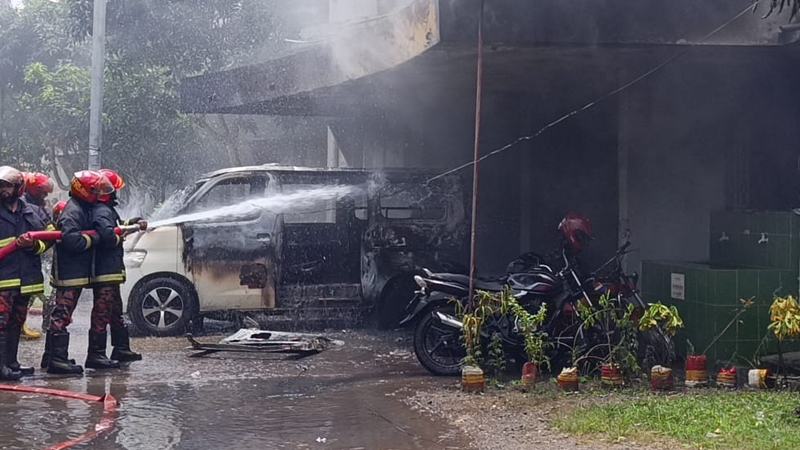 বাগেরহাট হাসপাতালে অ্যাম্বুলেন্সে অগ্নিকাণ্ড