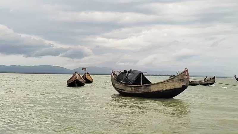 ট্রলারসহ আরো সাত জেলেকে ধরে নিয়ে গেছে আরাকান আর্মি