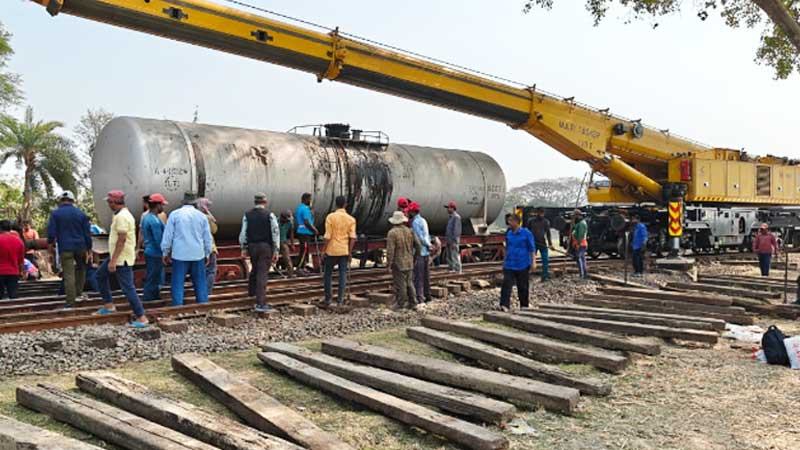 চাঁপাইনবাবগঞ্জে লাইনচ্যুত ওয়াগন উদ্ধার, ৯ ঘণ্টা পর ট্রেন চলাচল স্বাভাবিক