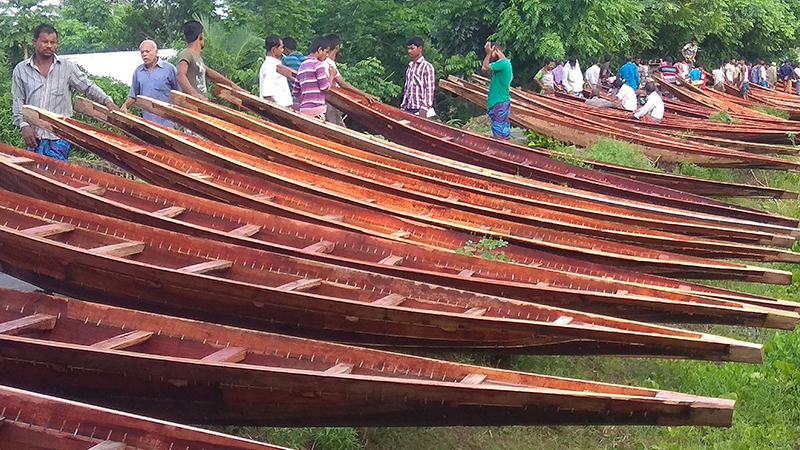 কাঠ কাটা আর হাতুড়ির ঠোকাঠুকিতে ব্যস্ত নড়াইলের ‘নৌকা গ্রাম’ রামসিদ্দি
