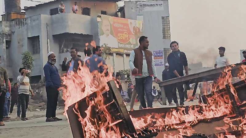 মুন্সিগঞ্জ-৩ আসনে বিএনপির প্রার্থী পরিবর্তনের দাবিতে সেতু ব্লকেড