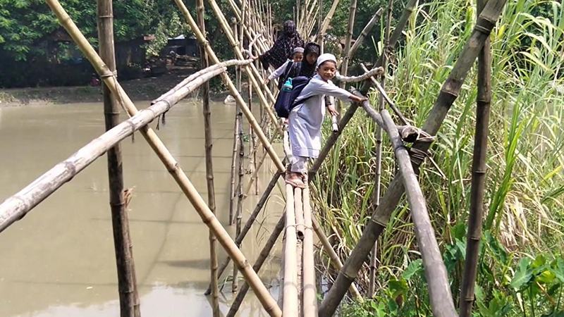 শিবালয়ে ২৫ গ্রামের মানুষের চলাচলে একমাত্র ভরসা সাঁকো