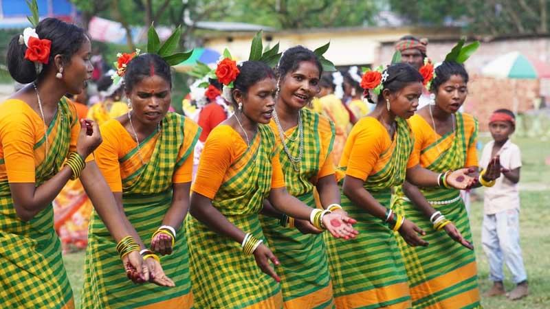 নাচে-গানে নওগাঁয় কারাম উৎসব উদযাপন