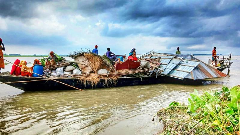 নির্ঘুম রাত কাটছে নদীপাড়ের বাসিন্দাদের