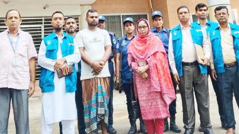বেনাপোলে ঘুস নেয়ার অভিযোগে রাজস্ব কর্মকর্তা আটক
