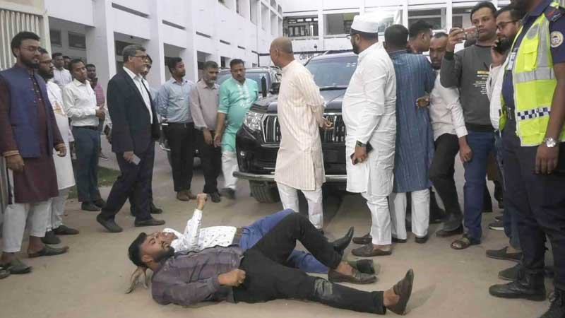 পাঁচ দাবিতে ভোলায় তিন উপদেষ্টার গাড়ি অবরোধ
