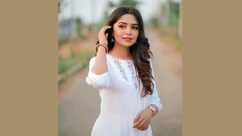 কানাডার দর্শকের প্রশংসা পেলেন হুমায়রা হিমি