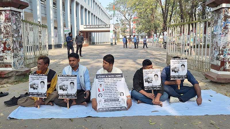 রিটার্নিং কর্মকর্তার কার্যালয়ের সামনে গণঅধিকার পরিষদ প্রার্থীর অনশন
