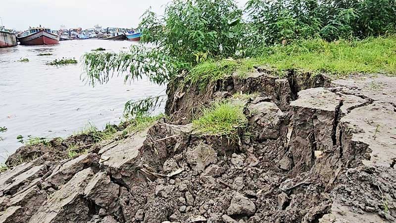 আড়িয়ল খাঁ নদে বালি উত্তোলন ভাঙন আতঙ্কে তিন গ্রামের মানুষ