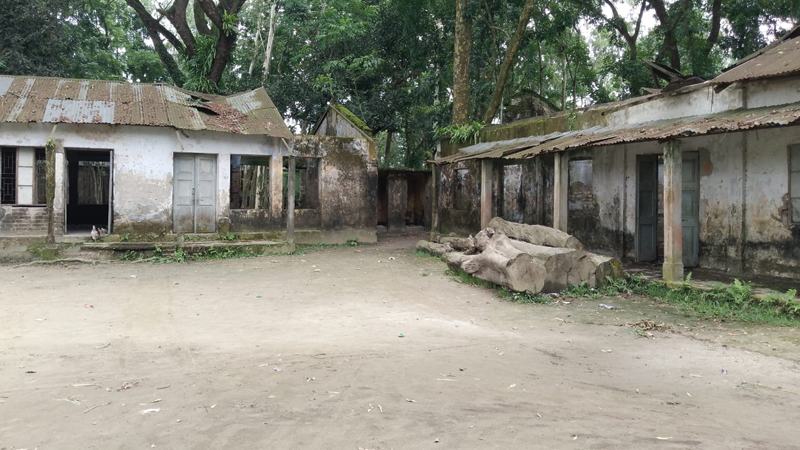 শতবর্ষী প্রাথমিক বিদ্যালয়ে শ্রেণীকক্ষ সংকটে ব্যাহত পাঠদান