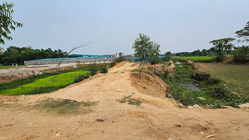 গাজীপুরে খালের উৎসমুখ বন্ধ করে কারখানা নির্মাণ