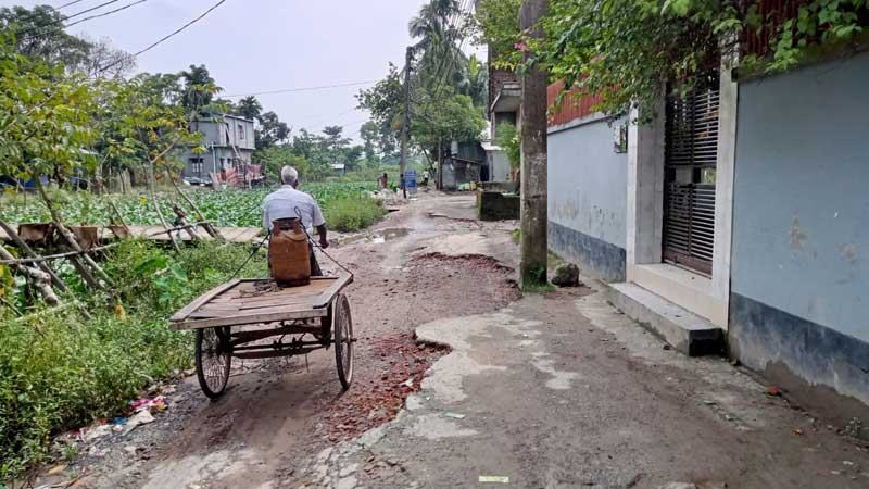 ২০১৫ সাল থেকে উপেক্ষিত বরিশাল নগরীর সড়ক উন্নয়ন