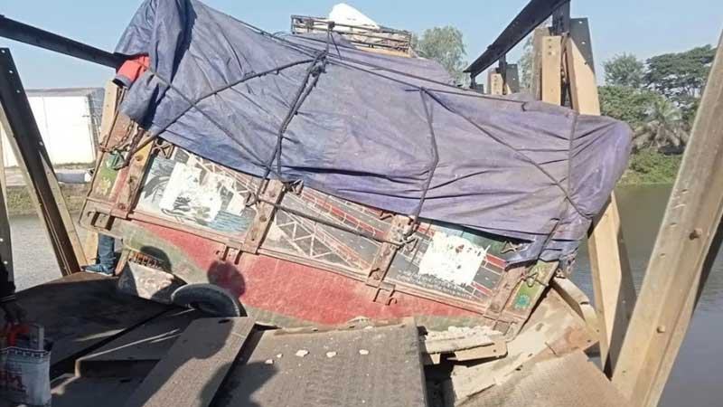 বেইলি ব্রিজের পাটাতন ভেঙে হবিগঞ্জের সঙ্গে দুই উপজেলার সড়ক যোগাযোগ বিচ্ছিন্ন