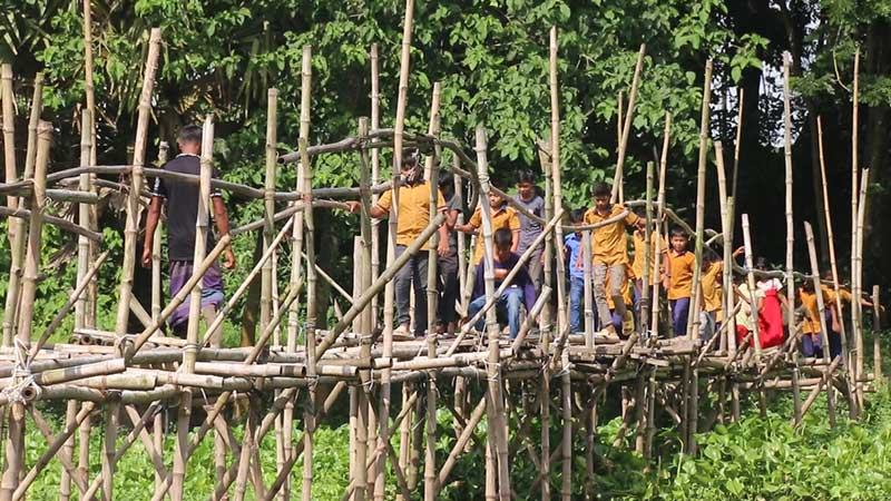 ঝিনাইদহে নড়বড়ে সাঁকোতে ঝুঁকি নিয়ে চলাচল