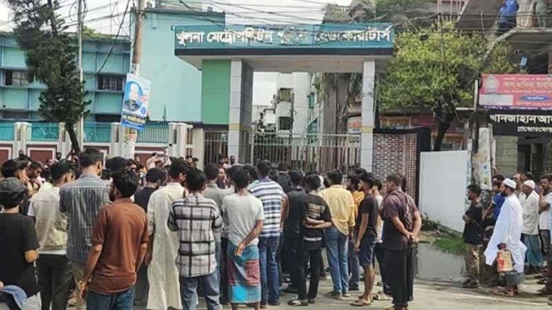 কেএমপি সদর দপ্তর ঘেরাও, ফটকে তালা