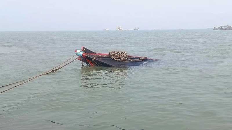 মেঘনায় ট্রলারডুবিতে চার জেলে নিখোঁজ