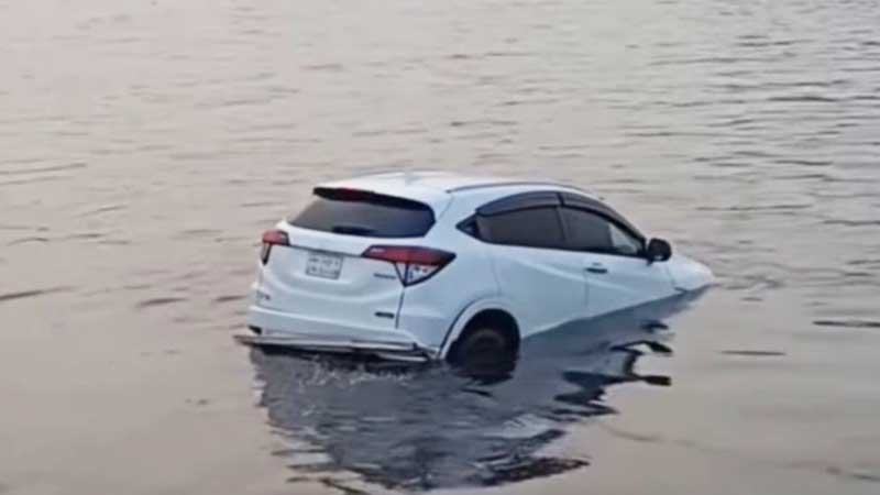 ফেরি থেকে নদীতে পড়ে গেল প্রাইভেট কার