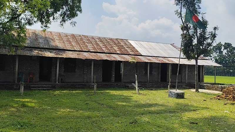 ভঙ্গুর অবকাঠামো ও নেই গণিতের শিক্ষক