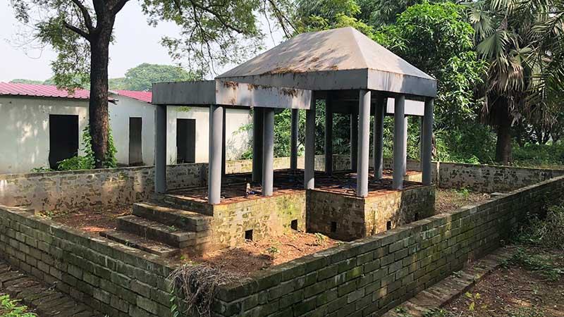 বন্যায় ভেসে থাকবে বাড়ি