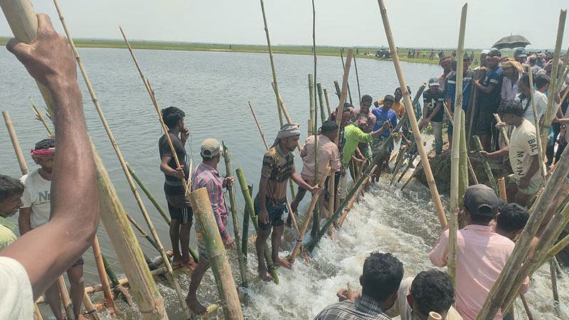 সুনামগঞ্জে পানির তোড়ে বাঁধ ভেঙে ডুবছে দেখার হাওর