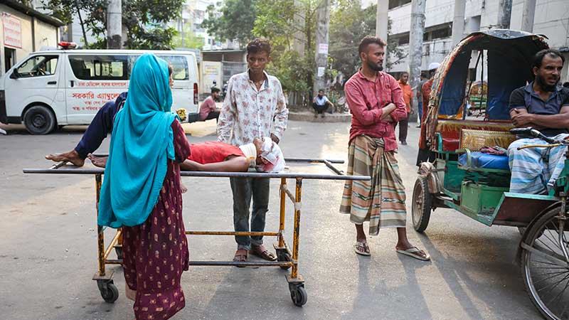 রোগী পরিবহনে ভোগান্তি মরদেহও নিতে হয় লুকিয়ে