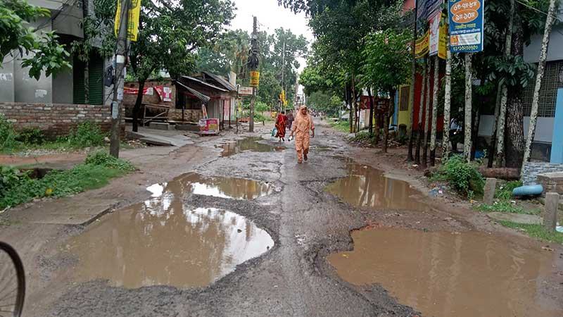 সাতক্ষীরা পৌরসভার অধিকাংশ সড়ক চলাচলের অনুপযোগী