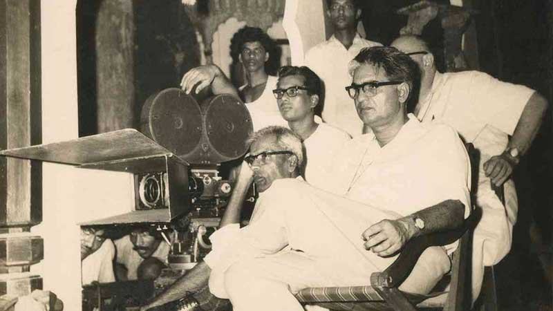 প্রেম শোক শুভ্রতা প্রকাশ পেয়েছিল ‘পাকিজা’র রঙে