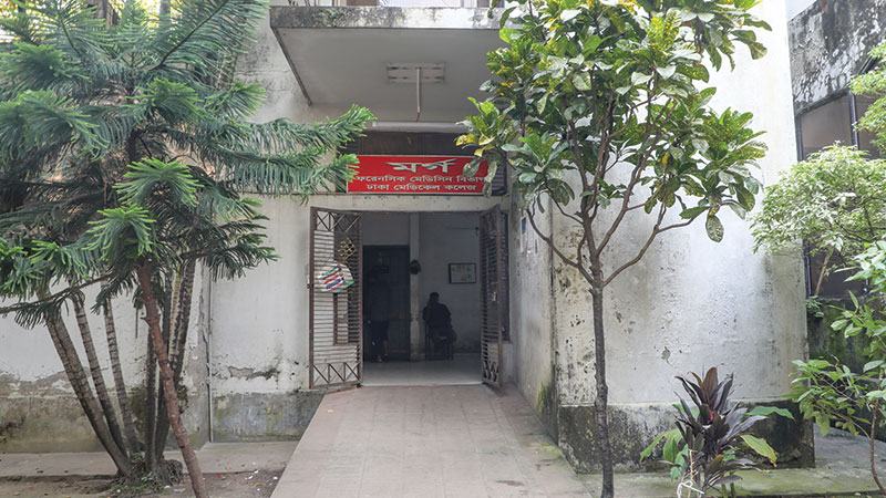 চলন্ত ট্রেন থেকে নামতে গিয়ে কিশোরের মৃত্যু
