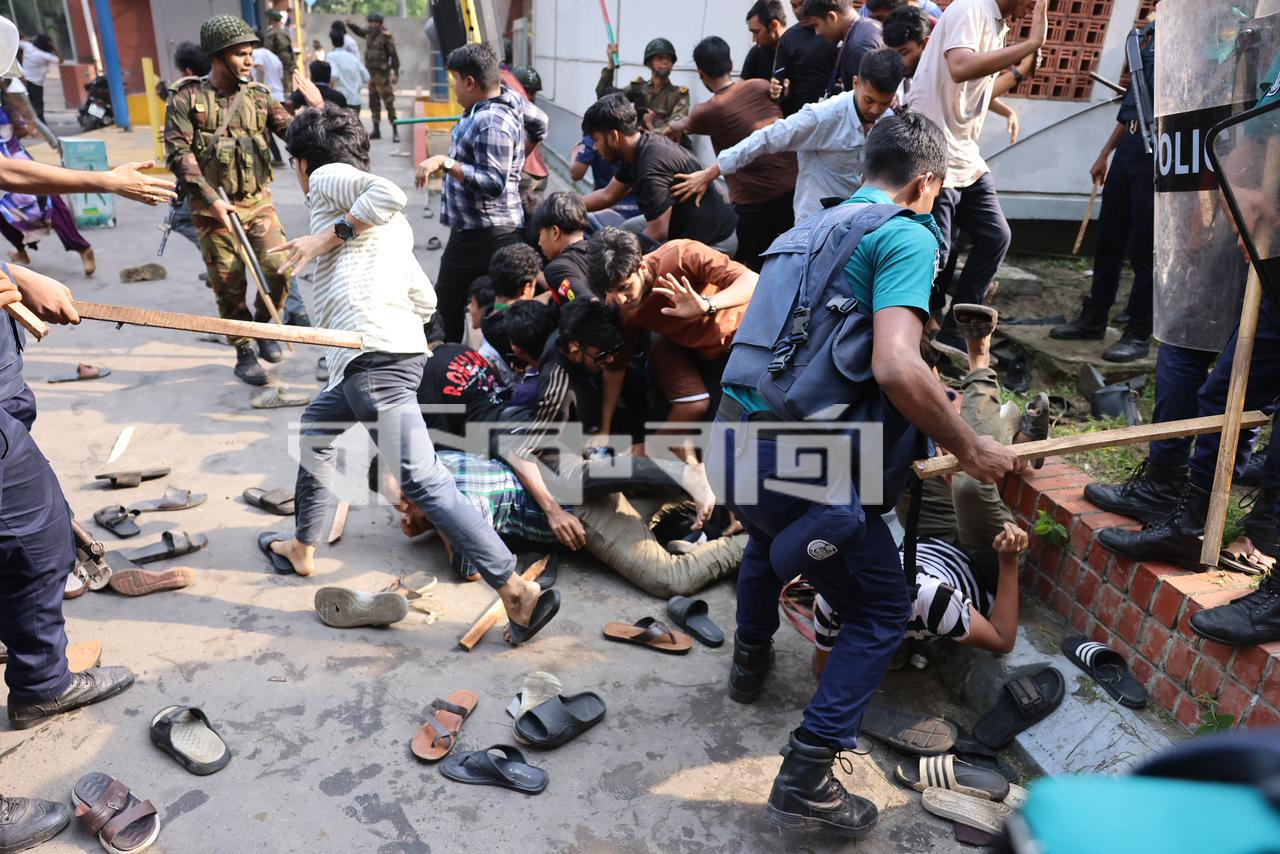 সচিবালয়ের ভেতরে ঢুকে পড়েছে বিক্ষুব্ধরা, পুলিশের টিয়ার শেল-লাঠিচার্জ