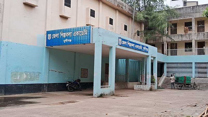 দুই দশকেও সংস্কার হয়নি মুন্সিগঞ্জ শিল্পকলা একাডেমি