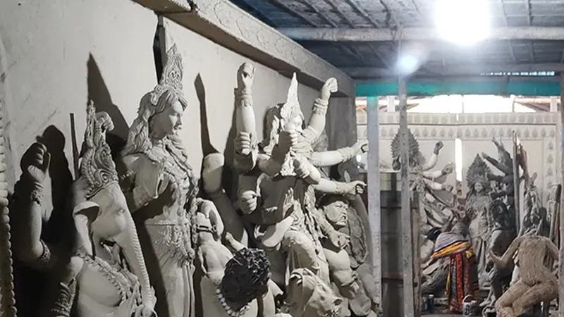 উপকরণের দাম বাড়ায় লোকসানের শঙ্কায় সিরাজগঞ্জের প্রতিমা কারিগররা