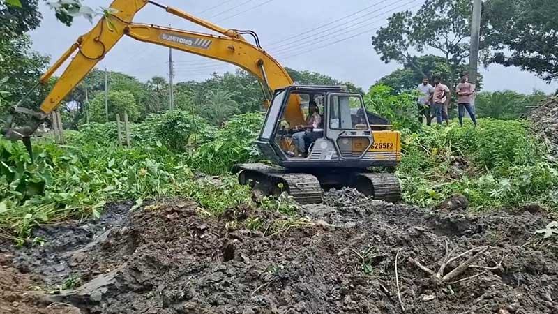 খনন করা হচ্ছে অস্তিত্ব সংকটে পড়া বরিশাল খাল