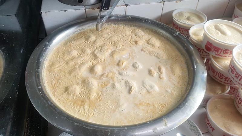 দূরদূরান্ত থেকেও ভিড় জমায় মিষ্টিপ্রেমীরা