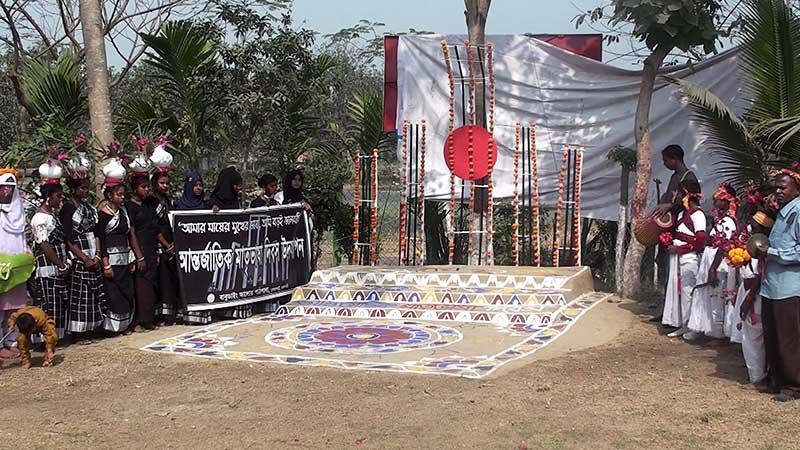 বাঁশ-কঞ্চির শহীদ মিনারে বুনোফুলে শ্রদ্ধা