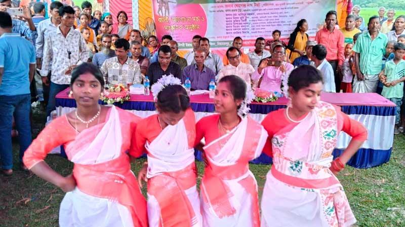 নওগাঁয় নাচে-গানে আদিবাসী দিবস উদযাপন