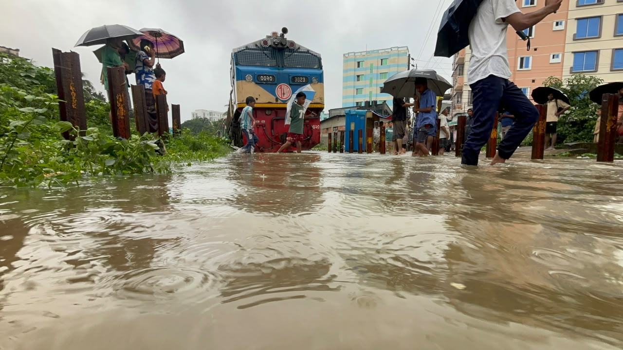 কক্সবাজারের পরিবর্তে চার ঘণ্টা আটকে থাকা পর্যটক এক্সপ্রেস ফিরল ষোলশহরে