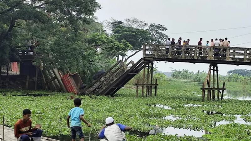 সেতু ভেঙে যোগাযোগ বিচ্ছিন্ন দুর্ভোগে ৩০ হাজার মানুষ