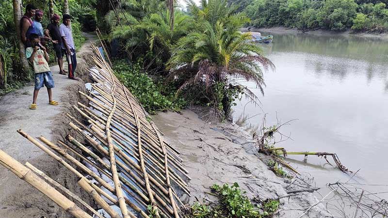 যশোরে মজুতখালী নদীর বাঁধে ধস, আতঙ্কে তিন গ্রামের মানুষ
