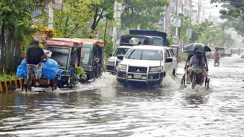৭৫০ কোটি টাকা ব্যয়েও মিলছে না সুফল, সামান্য বৃষ্টিতে ডুবছে খুলনা নগরী