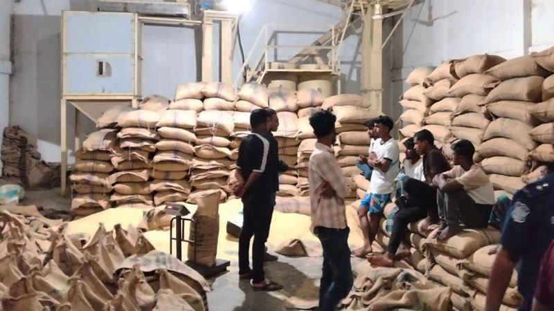 শেরপুরে খাদ্যবান্ধব কর্মসূচির ৭৭০ বস্তা চাল জব্দ, আটক ১